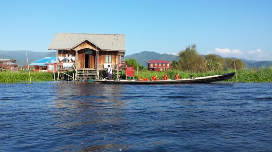 Auch Mönche wollen mal Boot fahren.