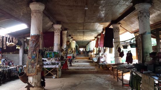 Wieder mal führt ein überdachter Markt hinauf zu der Pagode.