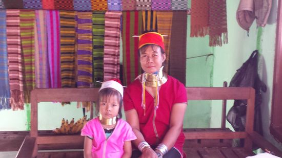 Ein langer Hals gilt in Myanmar als besonders schön. Mit Ringen strecken deshalb manche Frauen ihren Hals.
