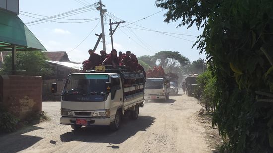 Interessante Art zu reisen: Mönche auf einem Transporter
