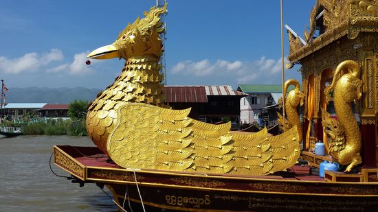 In dieser Königsbarke, von Einbeinrudereren gezogen, werden zum Vollmondfest Buddha Statuen von Dorf zu Dorf gefahren.