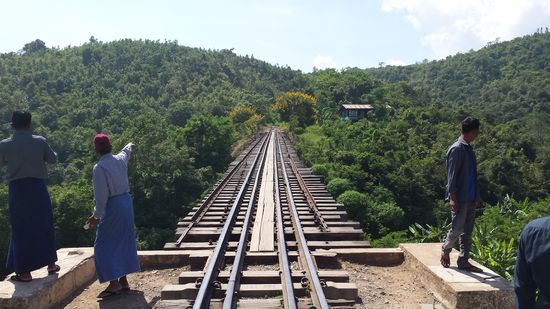 Deutlicher Vorteil einer Privatfahrt: Man kann an interesannten Stellen halten. Die Ba Wa Sam Sa Ra Brücke. Zwei mal am Tag fährt hier ein Zug.