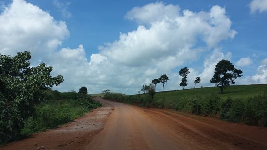 .... das ist kürzer als über die Hauptstraßen, sagt mein Fahrer, der ständig Bethelnuss kaut ...