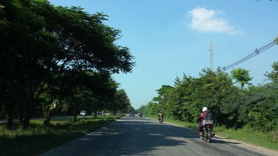 Langsam wirds zivilisierter: Irgendwann treffen wir auf den Yangon - Mandalay -Highway