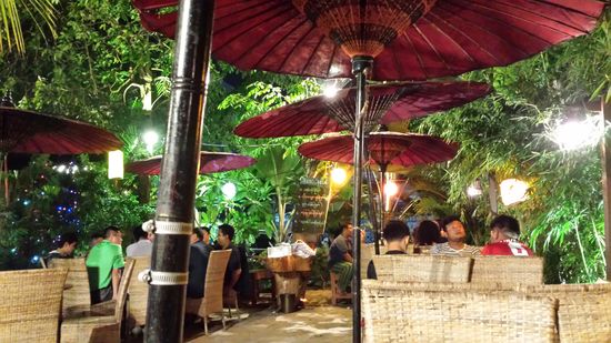 Besser als im Kinderkrankenhaus: Im Ginky Mandalay, unweit vom Hotel sitzt man schön in einem kleinen Garten. Man kann hier nicht nur gut essen, sondern auch Cocktails trinken.