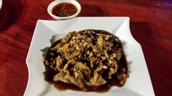 Schmeckt halt so gut: Fritierter Tintenfisch an Ingwer-Pfeffer-Sauce