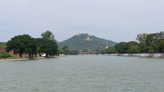 Wassergraben am Palast mit Mandalay Hill im Hintergrund
