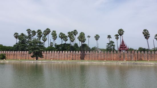 Mauern und Wassergraben