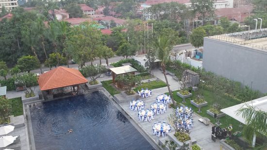 Für wen wurde denn hier so fein gedeckt? Irgendwie gelüstet es mich, ein paar Stühle ins Wasser zu schmeißen