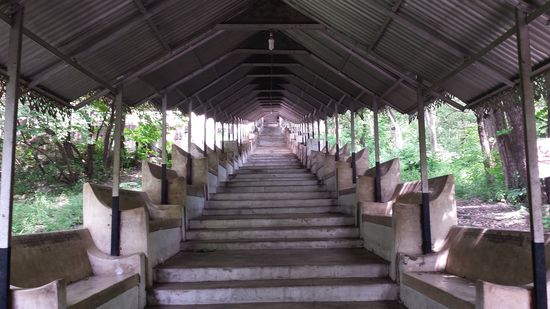 Die Leute in Myanmar sind wirklich sonnenscheu, jeder Tempelaufgang ist überdacht. Ist gut bei dieser schwülen Hitze.