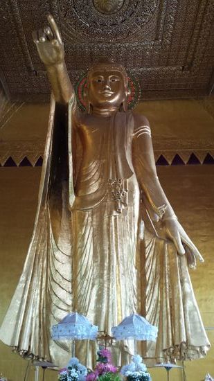 In der Shweyattaw Paya: der Buddha zeigt in Richtung Königspalast.