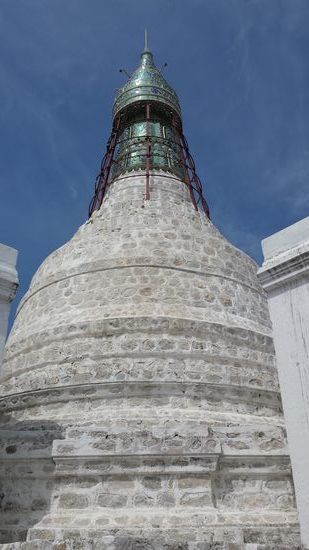Viele Pagoden und Stupas liegen an dem Aufgang zum Mandalay Hill