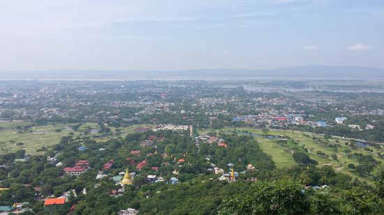 oben angekommen hat man einen tolen Ausblick über Mandalay und die Umgebung.