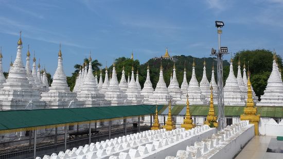 In weißen Schreinen werden die Tafeln mit dem Pelikanon aufbewahrt