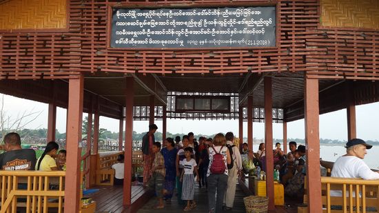 Überdachte Pavillone bieten Platz zum Sitzen und Ausruhen. Außerem schützen sie tagsüber vor Sonne.