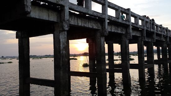 Manche der Teakholzpfähle mussten bereits durch Beton ersetzt werden.