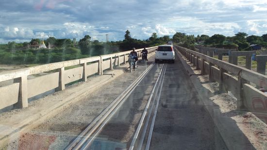 Hier teilen sich Bahn und Autos eine Brücke
