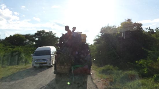 Eine unangenehme Eigenschaft der Sonne: Kommt immer von der falschen Seite, sonst könnte man erkennen, dass der Mann hinten links auf dem LKW Gitarre spielt.