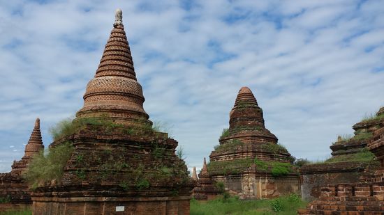 ....  Pagoden. Neuere und ältere ......