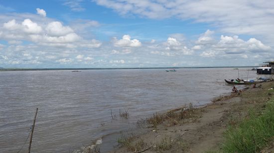 Oft dient ein Fluss als Platz zum Wäsche waschen.