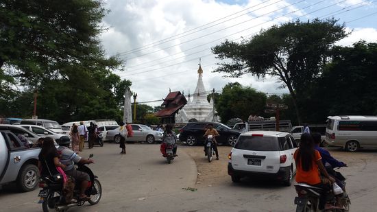 Ein furchtbares Verkehrschaos - zum Glück kann man mit dm Rad gut im Bankett an den Autos vorbeifahren. Die stinken hier so, da ist ein Euro 3 Diesel der reinste Luftfilter dagegen.