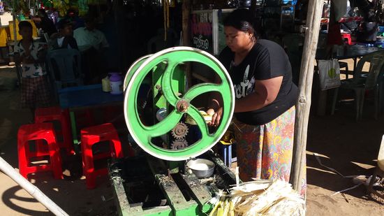 Sieht gefährlich aus: Die Zuckerrohrpresse. Frischer Zuckerrohrsaft ist durchaus lecker.