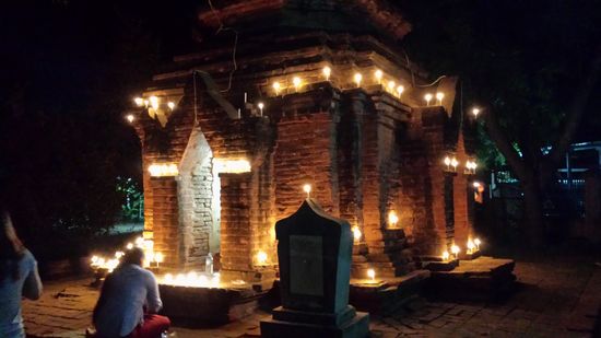 Zum Thadingyut-Fest werden die kleinen Tempel geschmückt.