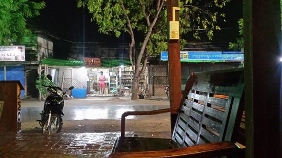 Ich sitze in der Coktail-Bar -überdacht- und es fängt an zu regnen. So was blödes, da muss ich noch einen trinken bis es aufgehört hat.