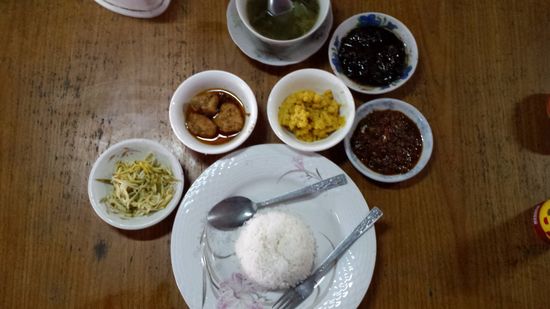 Kaum zu glauben, dass man für dieses Burmesische Chicken Curry mit all den interessanten Beilagen  .....
