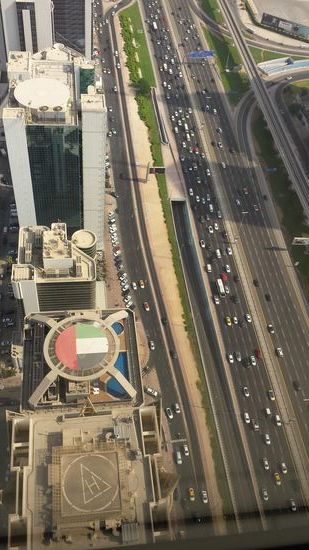 Winzig: Die Sheikh-Zayed-Road aus dem 57. Stock