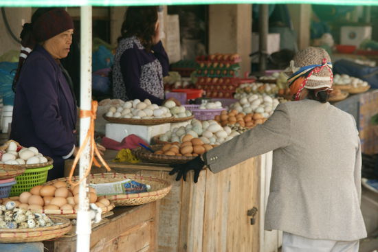 Markt in Hon Gai; viele tragen Mundschutz und manchmal auch Handschuhe.