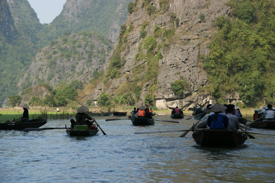 Mit dem Boot durch die Trockene Halong Bucht