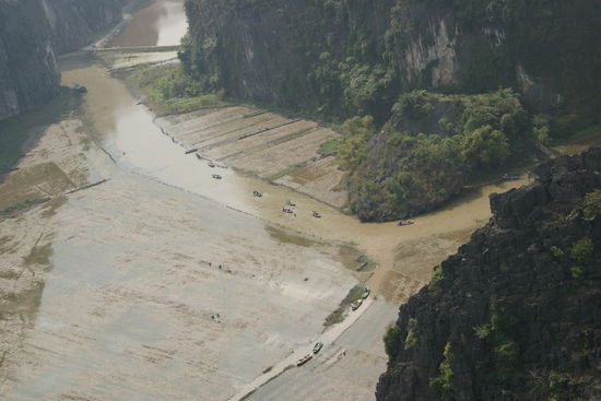 Rechts und links vom Fluss sind Reisfelder