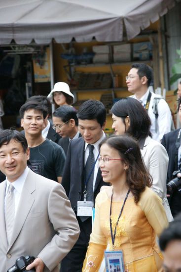 links im hellen Anzug:
Der Kronprinz von Japan mit seiner Frau