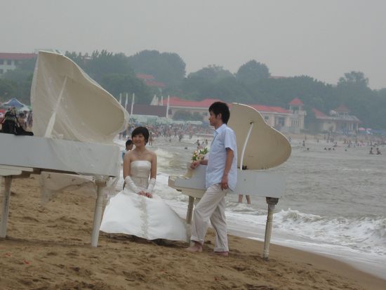 Sonntags nachmittags am Strand: fotoshooting für unzählige Chinesische Päärchen