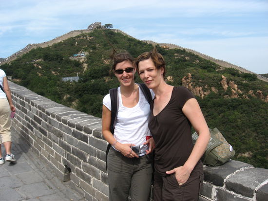 zwei Touris auf er Mauer
