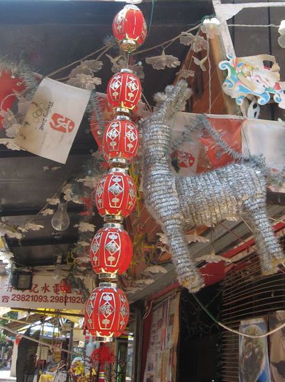 Weihnachtsdeko gemischt mit anderem Kram gibt es das ganze Jahr über