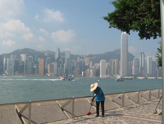 auch in den modernen Metropolen wird noch von Hand gekehrt