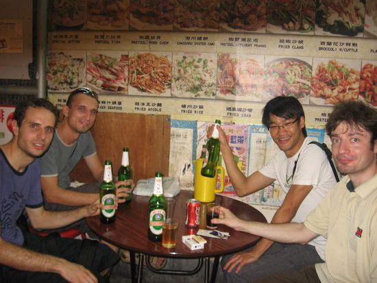 Abendprogramm in Honkkong: Aurelien, Vit, Sander und Paolo