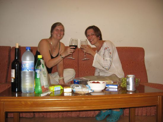 ab und zu muss auch mal ein gutes deutsches Abendbrot mit Schwarzbrot, Wurst und Käse sein. Da wird dann zur Feier des Tages auch mal die teure Flasche Rotwein aufgemacht zusammen mit der Nachbarin