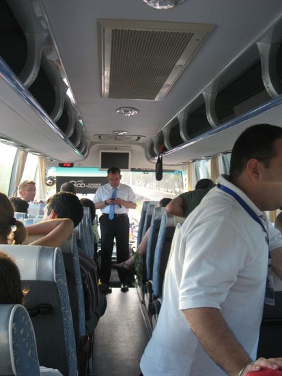 typische Bussituation während unserer Touren: Jo wollte was sagen, bekommt aber schon wieder eine Nachricht,