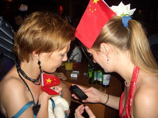 Kommunikation per Handy in der überfüllten Disko (ich hab keine Ahnung warum wir Chinaflaggen haben und ich hab keine Ahung wo wir die so schnell wieder verloren haben)