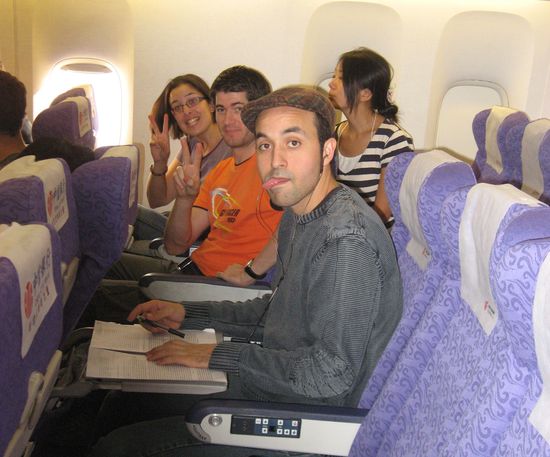 typische Flugzeugsituation: Verspätung... Sofia, Laurent und Raul nehmens gelassen