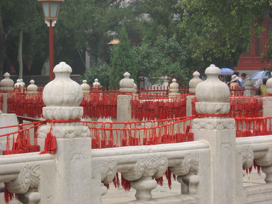Im Konfuzius-Tempel gibt es statt Räucherstäbchen Holztäfelchen