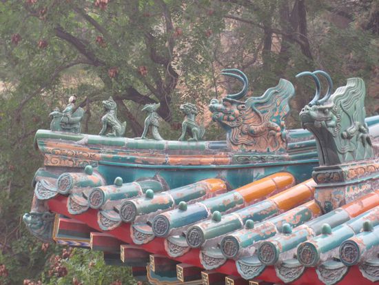 typische Figuren, die man auf vielen alten chinesischen Gebäuden findet