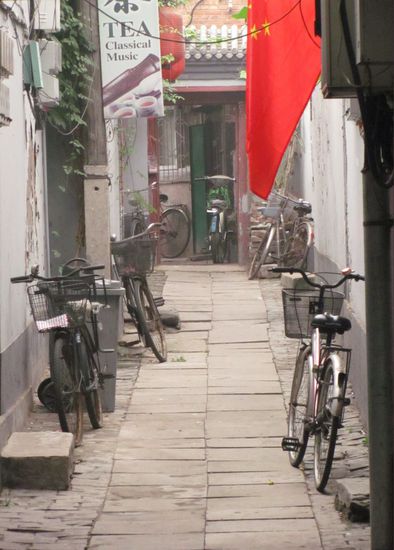 Hutongs in Peking: enge Gassen, traditionelle Wohnweise in Peking. Werden immer seltener, das sie modernen Gebäuden Platz machen müssen. Die Hutongs gehören zu meinen Liieblingsplätzen in Peking