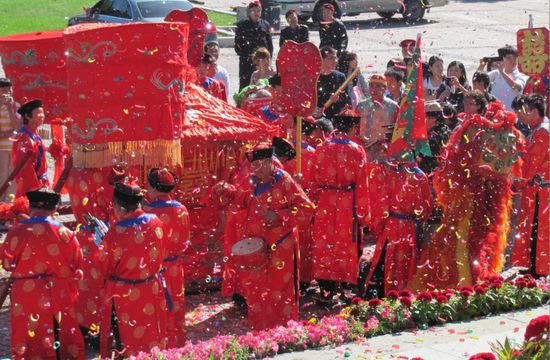 die Braut wurde mit der Sänfte getragen