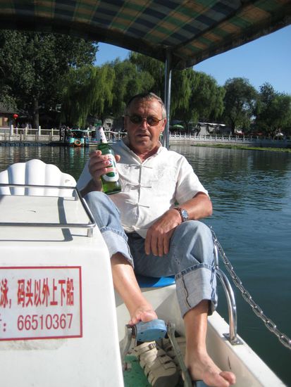 Papa muss strampeln, aber dafür bekommt er ja auch ne große Flasche