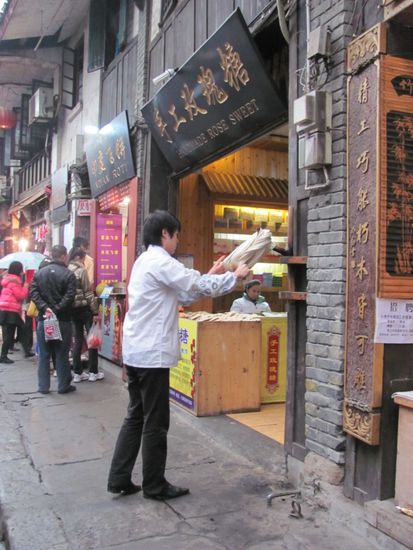 hier wird süßer Teig für Bonbons geknetet