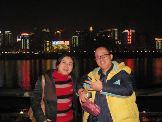 Li Na und Lie Zhao vor der Chongqing-Skyline